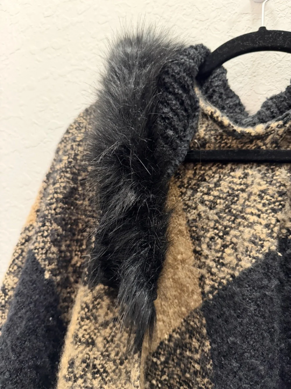 Hooded shawl with simple fur around the face